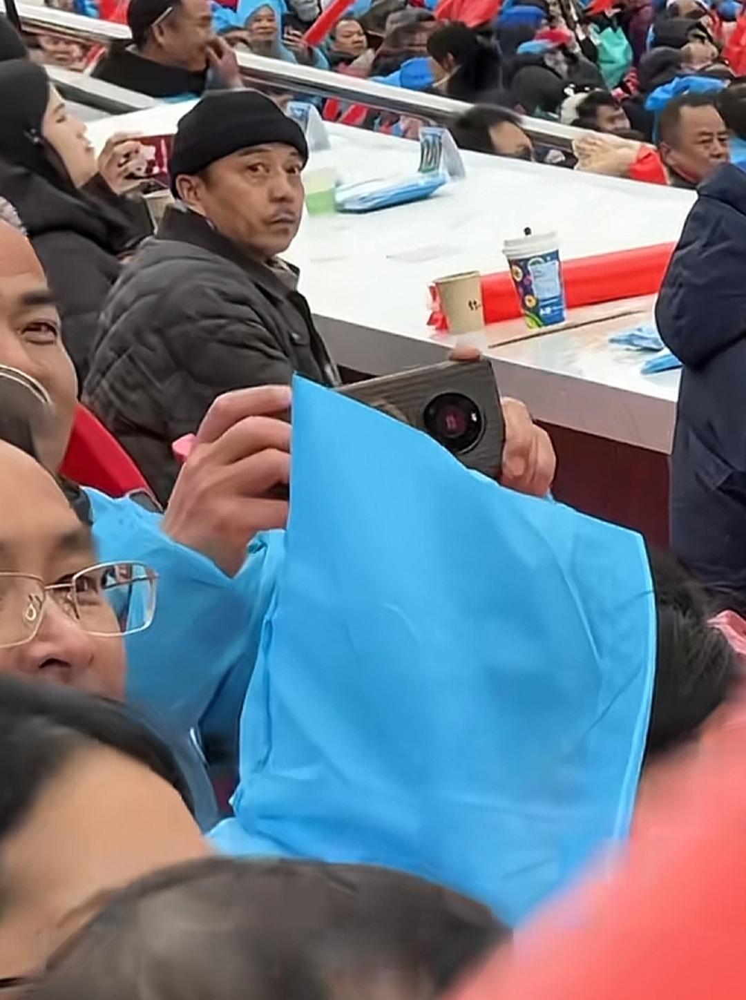 这算是自然老去了吧。但是老得有点明显了。1974年出生，51岁。体态很好，但是面