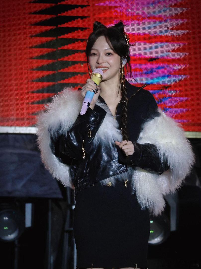 张韶涵舞台造型没有瓶颈期张韶涵演唱会造型之所以好看，是因为她知道自己适合什么。