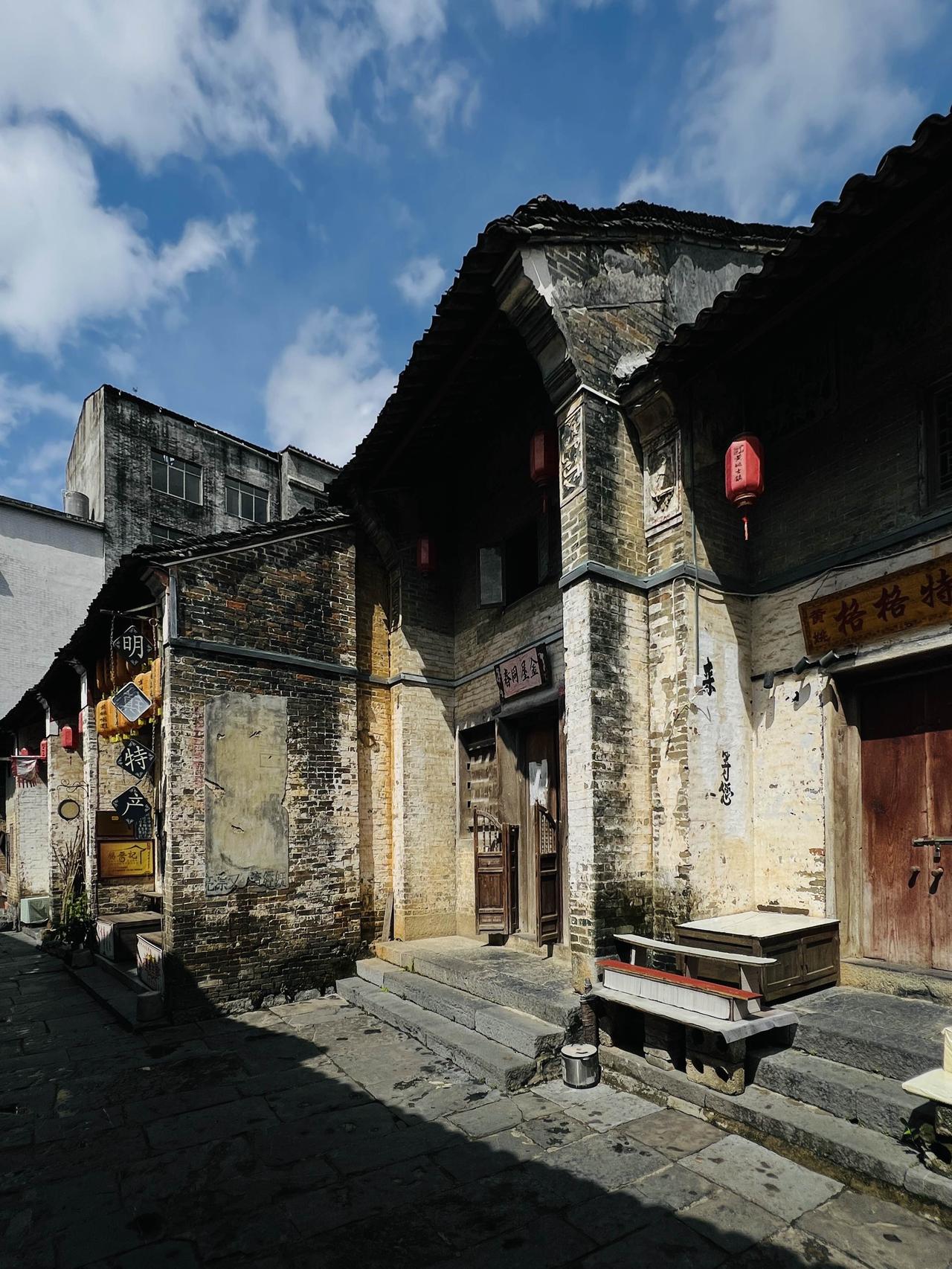 走进千年黄姚古镇。它位于广西贺州市昭平县，是国家5A级旅游景区，还入选了“中国最