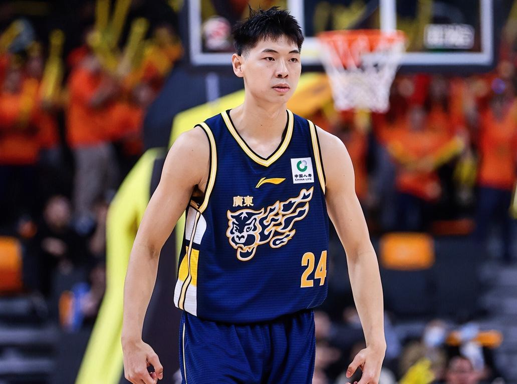 崔永熙：小陈，你得罪杜指导啦？上一阶段攻防两端不是挺好的吗？咋就被放弃了？？？