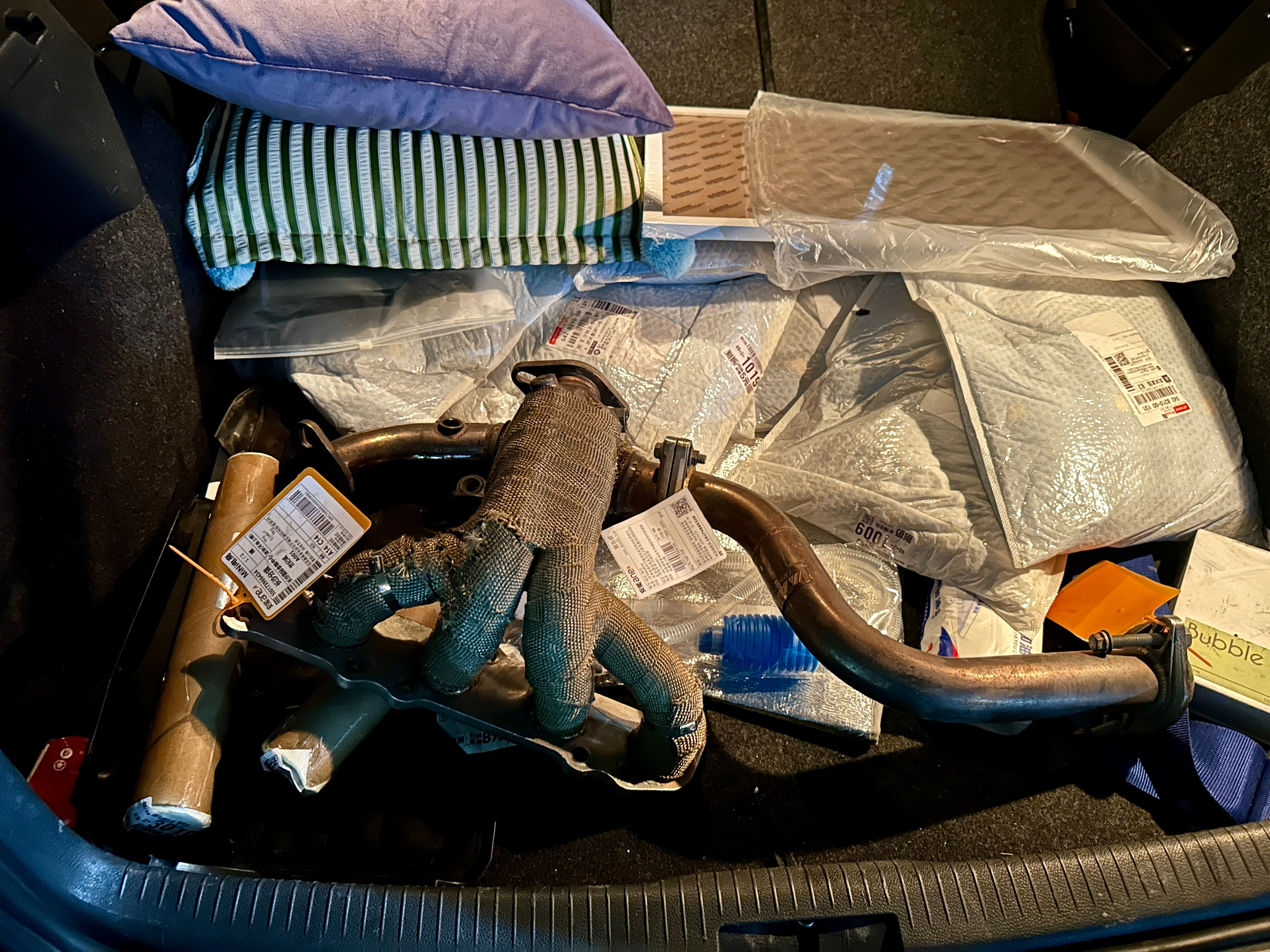 快递大哥就这么一把抓前面递给我我草，这玩意扎手的，大哥，希望大哥手上皮肤厚。不然