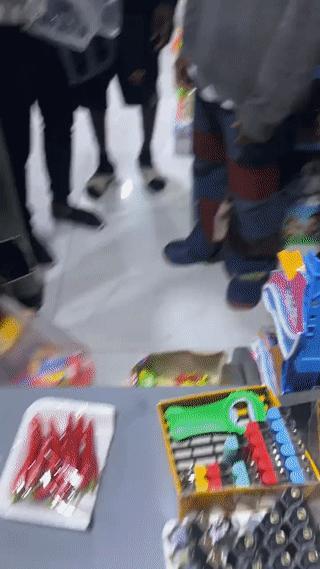 河北承德的一家小超市里。晚上突然来了几个非洲黑人留学生来这里买东西？超市老板