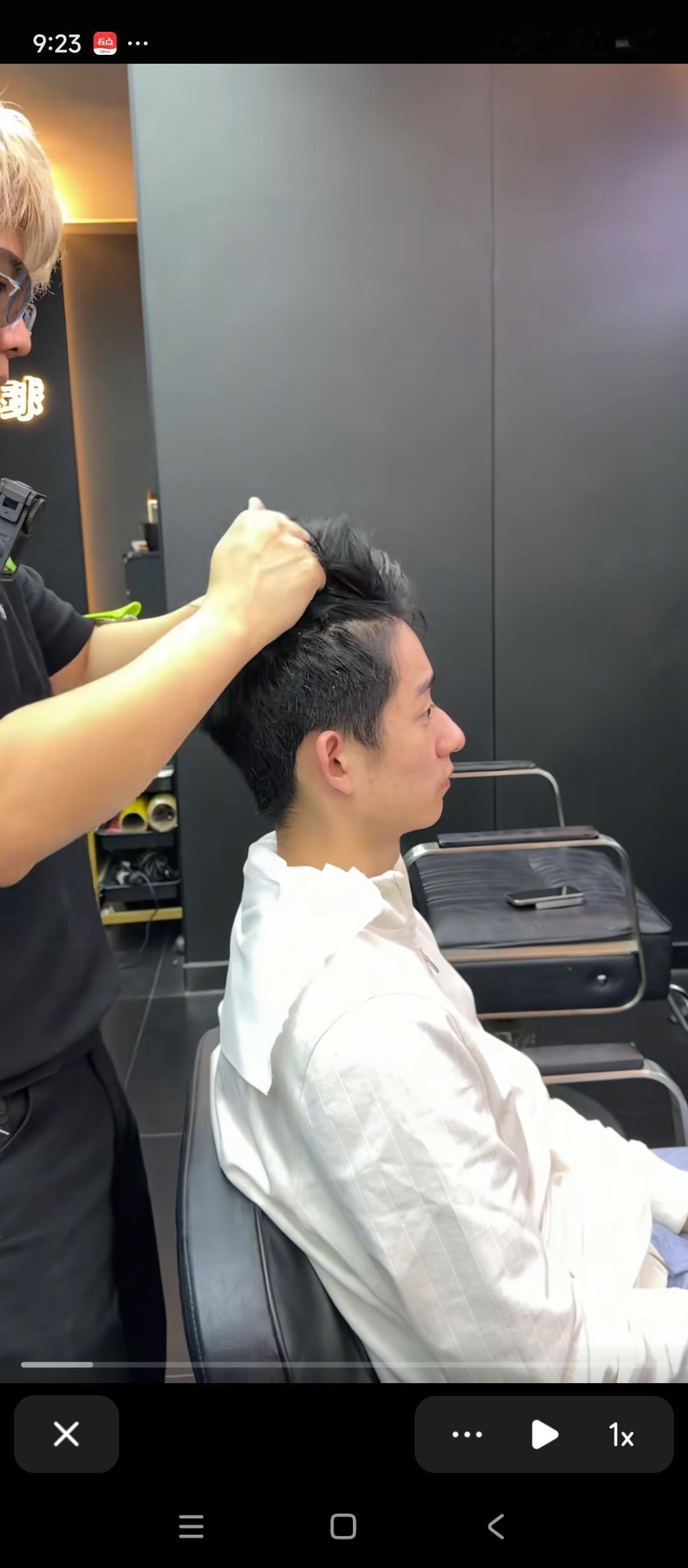 吴宜泽在西安理发，参加粉丝见面会活动，可能顺便在附近找了一家旗舰店，看着很潮很高
