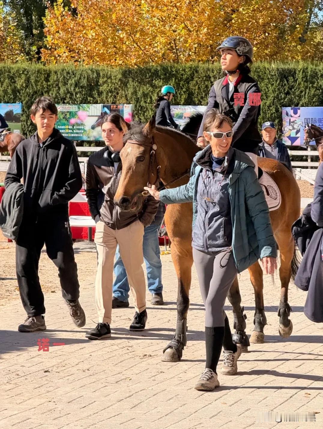 刘烨一双儿女现身北京马场，15岁的诺一，穿着朴素，头身比例很好，大眼高鼻，一副混