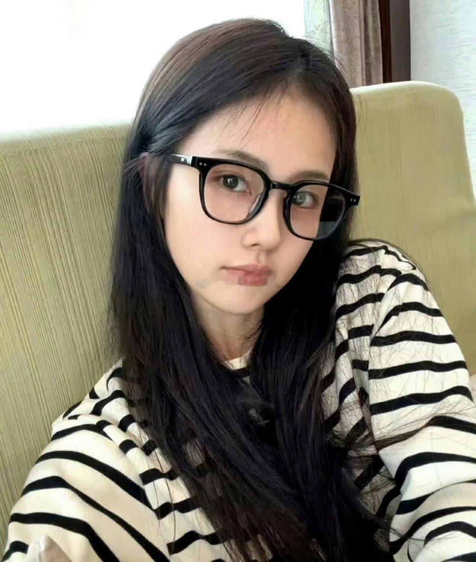 白鹿司晓迪两个人对比一下好像司晓迪底子真的不错诶，难怪她会说白鹿素颜普通