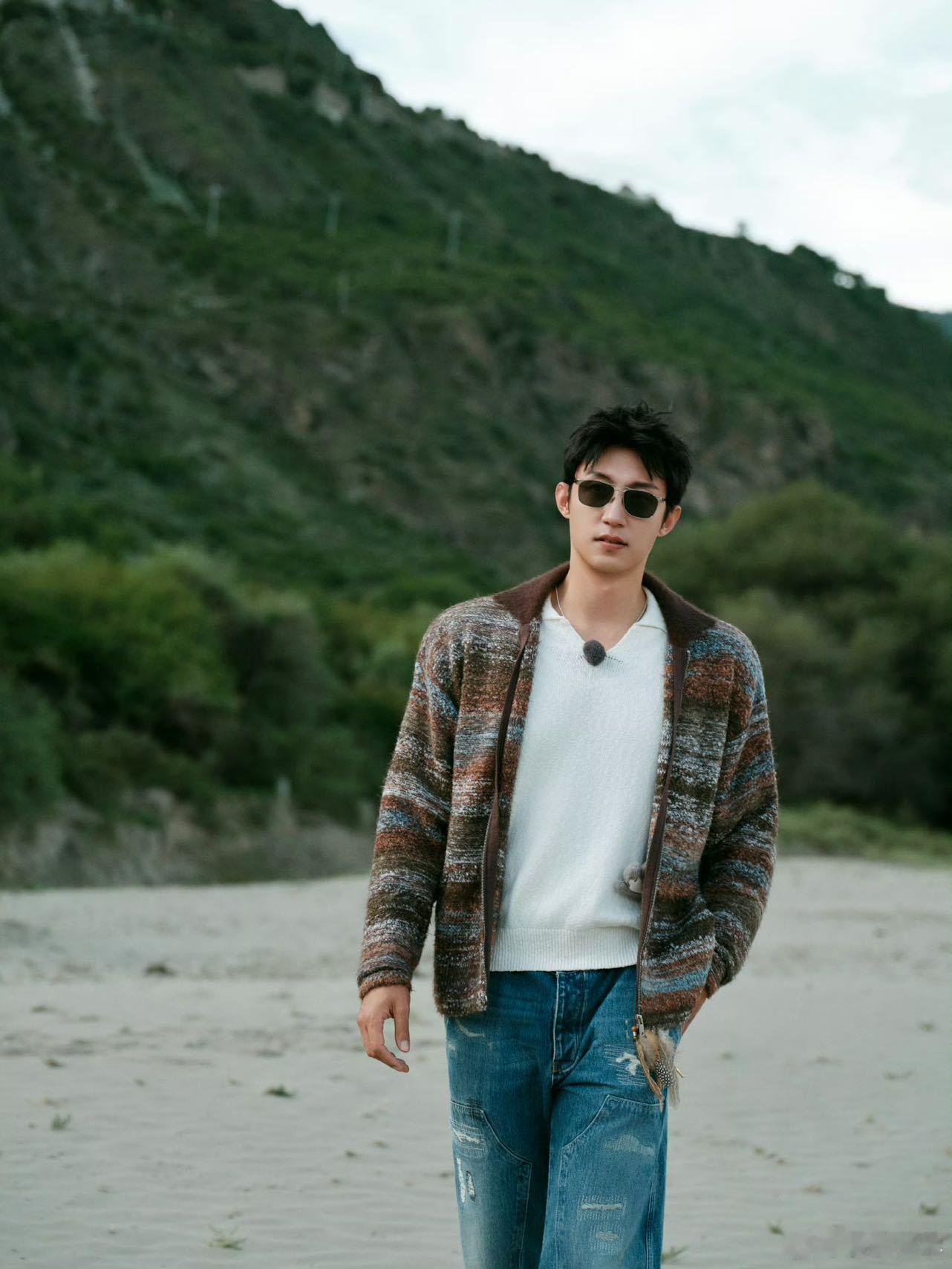 谁看了现发团预告不笑出声！王安宇的穿搭审美太独特，幸好小胡最后是亮片西装，不然真