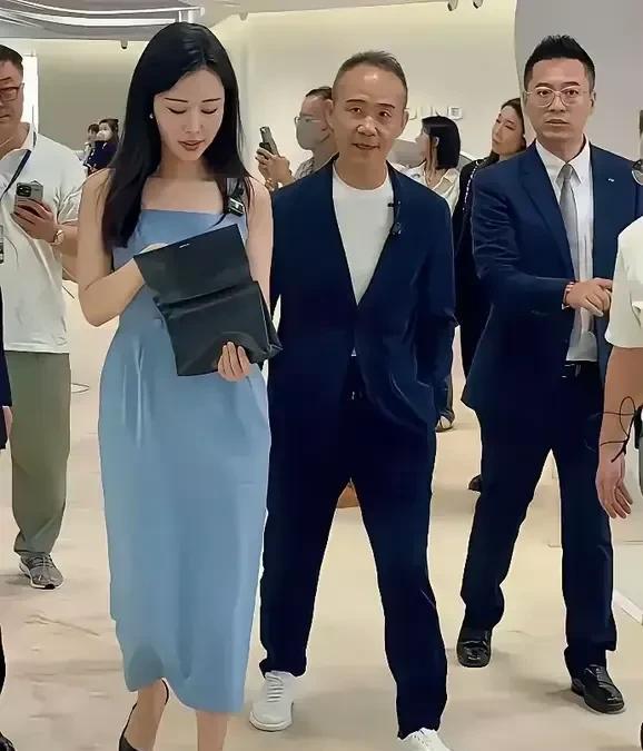 在我看来，王石甘愿做田朴珺背后的男人！这照片一出，王石秒变小跟班，跟在老婆的身