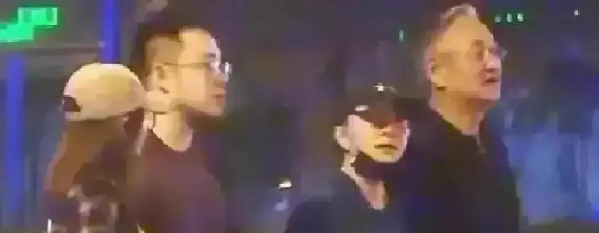 英达留言巴图直播间第5天，巴图只回了三个字。1997年离婚那天起，巴图再没