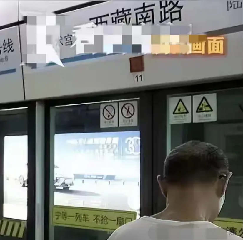 “冤吗？”上海一地铁，女子下车时和上车的老人撞到一起，老人摔倒，被送医院，诊断为