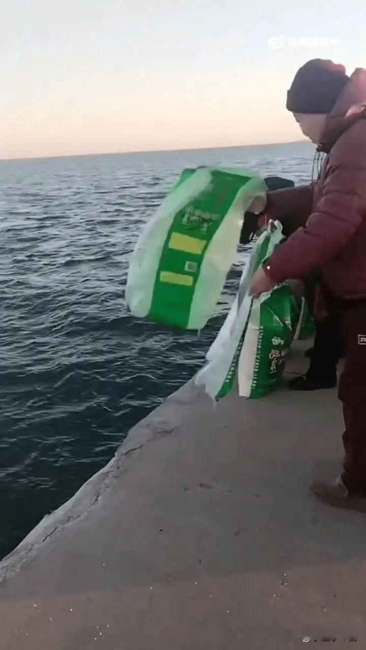 白米和矿泉水也需要“放生”！中国辽宁有网友拍到民众在江边“放生白米”和矿泉水