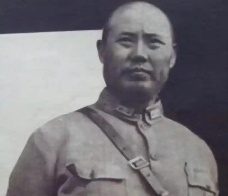 石觉和李文被傅作义放走后，在东单机场打了个照面，谁都没吭声，上了飞机，李文将额头