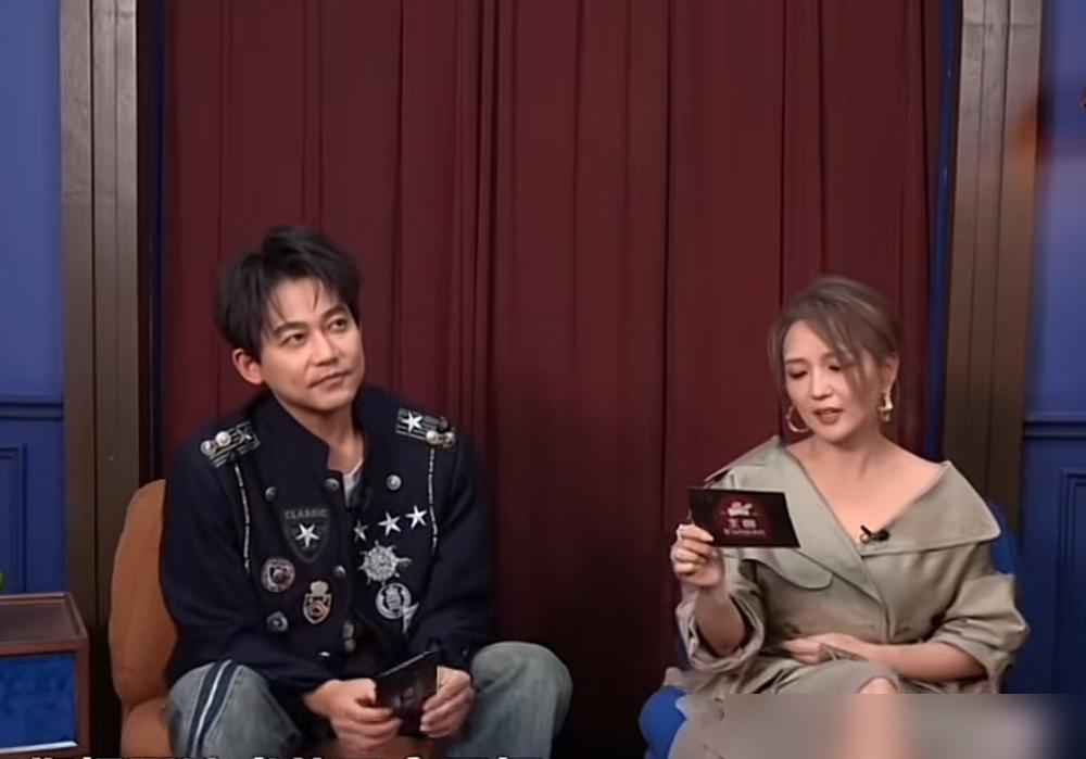 何洁素颜直播哭了。说自己养六口人，前夫不给够抚养费，月开销四十万快撑不住。还