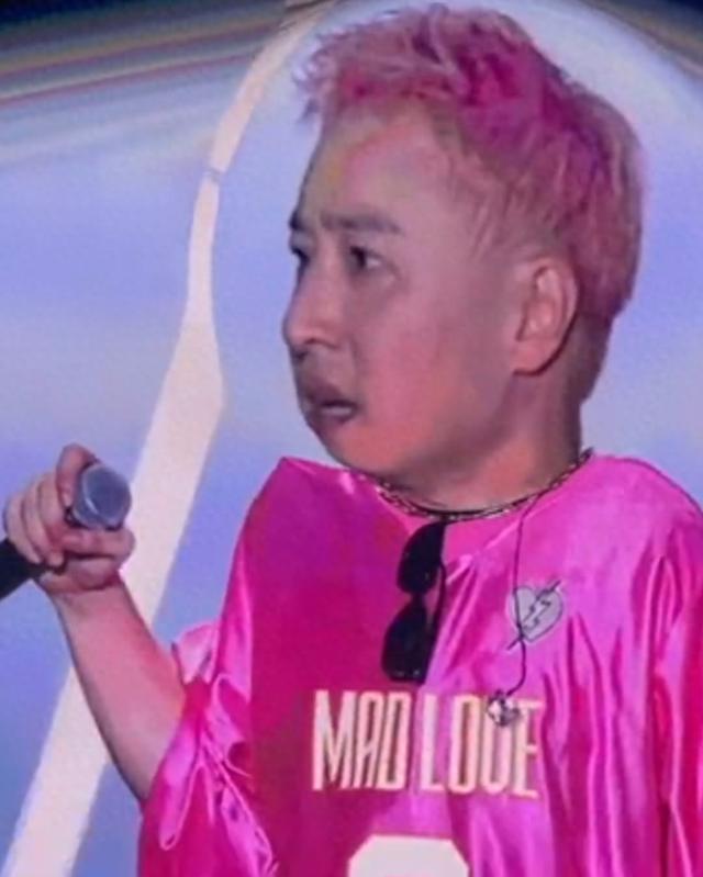 22点整，音乐突然弱下去。字幕上《快乐崇拜》几个字都打出来了，潘玮柏没唱，致谢，