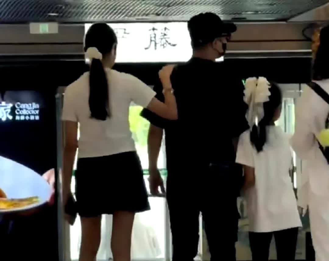 汪峰带二女儿汪璟怡和小女儿醒醒逛街！二女儿快和爸爸一样高了！虽然两个女儿是同父异