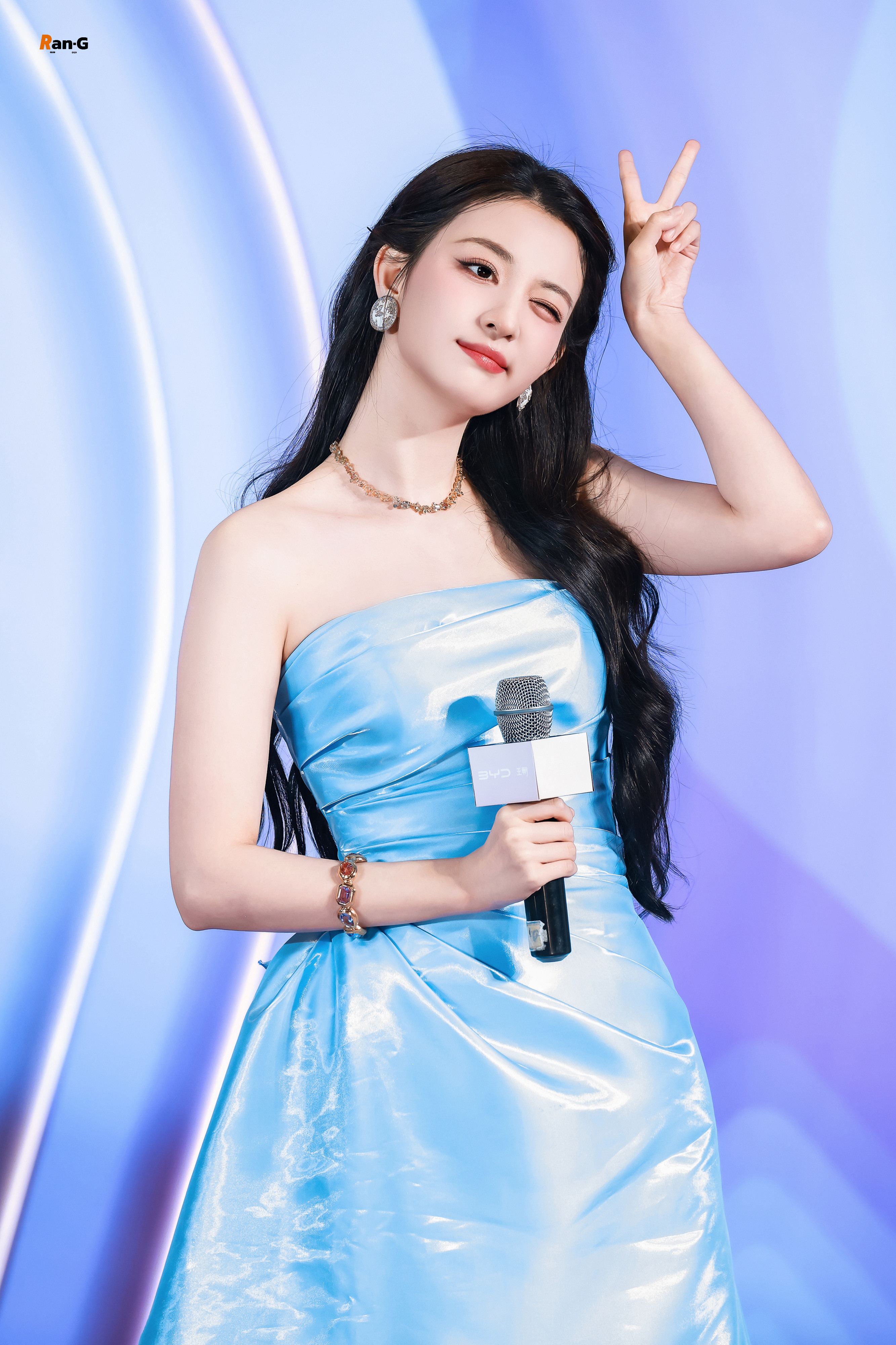 王楚然. 冰蓝缎面抹胸长裙柔光透亮，顺滑面料衬出柔和曲线，清甜又贵气