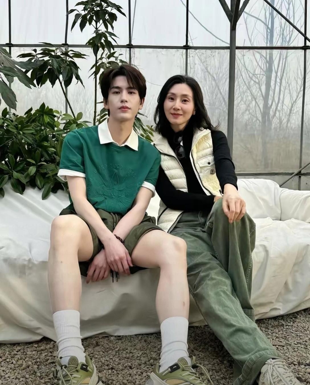 张凌赫的妈妈又年轻又漂亮