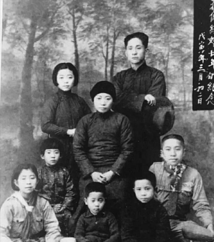 ☁1923年，车耀先被敌人打碎颅骨，敌人清点战场时以为他早没气了，顺手把他