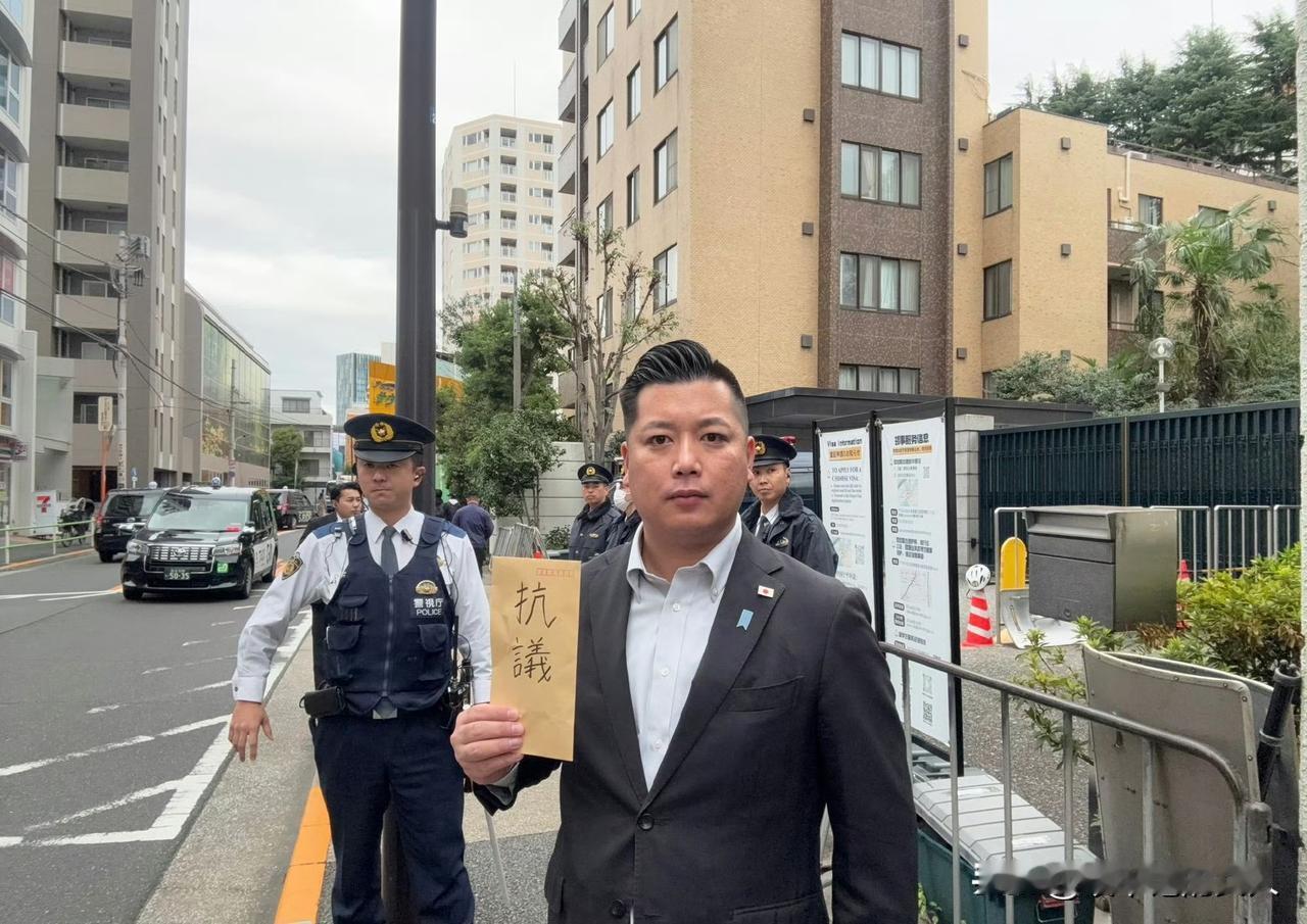 呵呵！[鼓掌]中国驻日本大使馆周围，搞治安的警察可不少，你看，有个日本一个小议