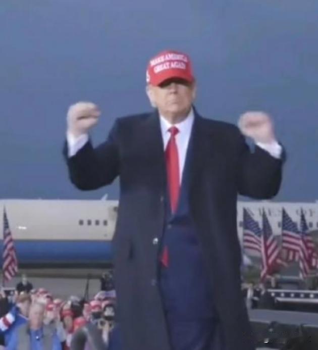 特朗普是美国历史上第一位，也是到目前为止唯一一位在当选总统前，没有任何军事或政府