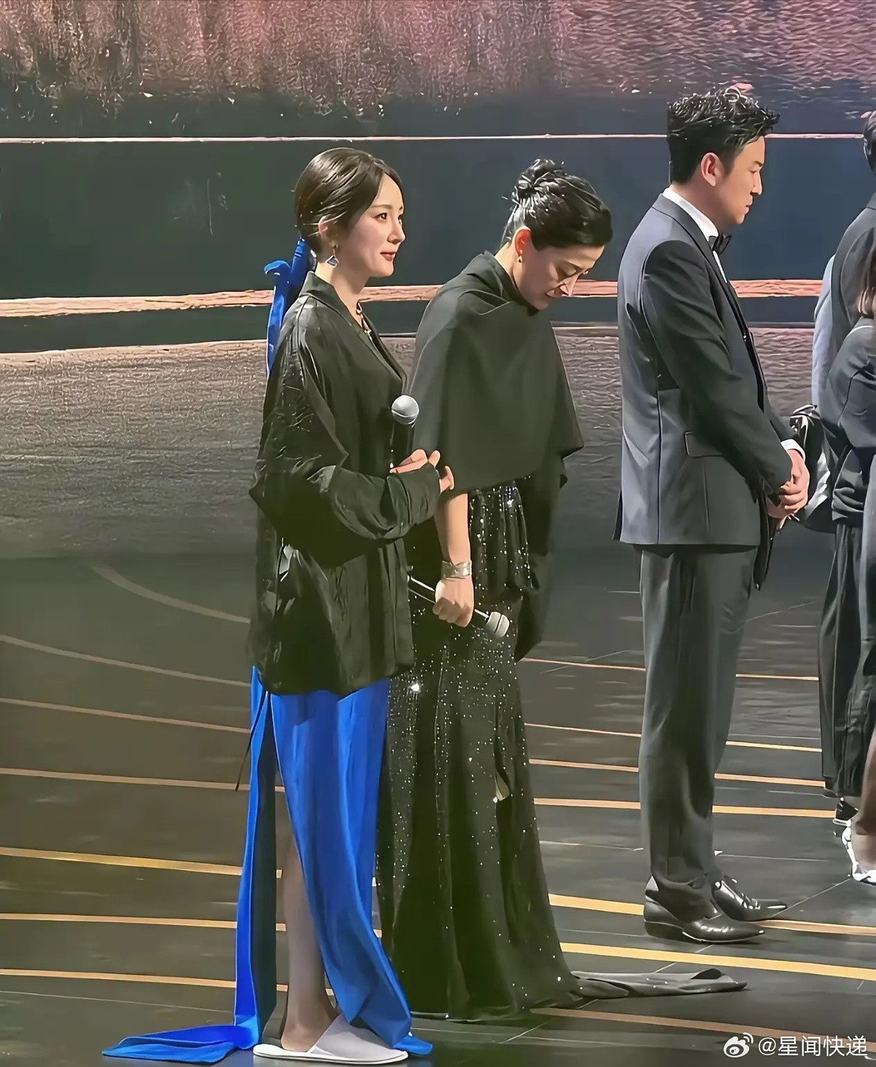 穿着这样的拖鞋👟上台是怎么个情况？