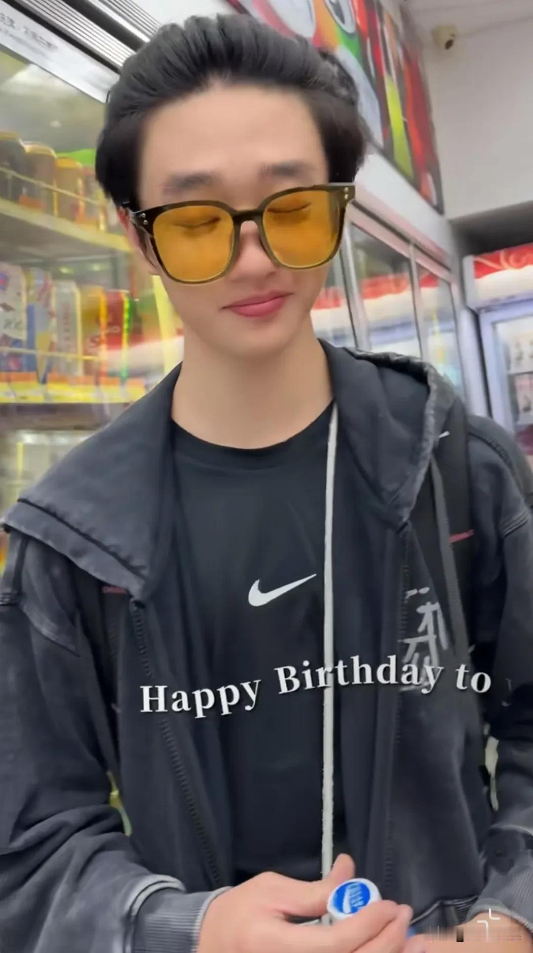 邹市明的大儿子轩轩，去到香港探望自己的好友，奥运冠军杨威的儿子杨阳洋，俩人因综艺