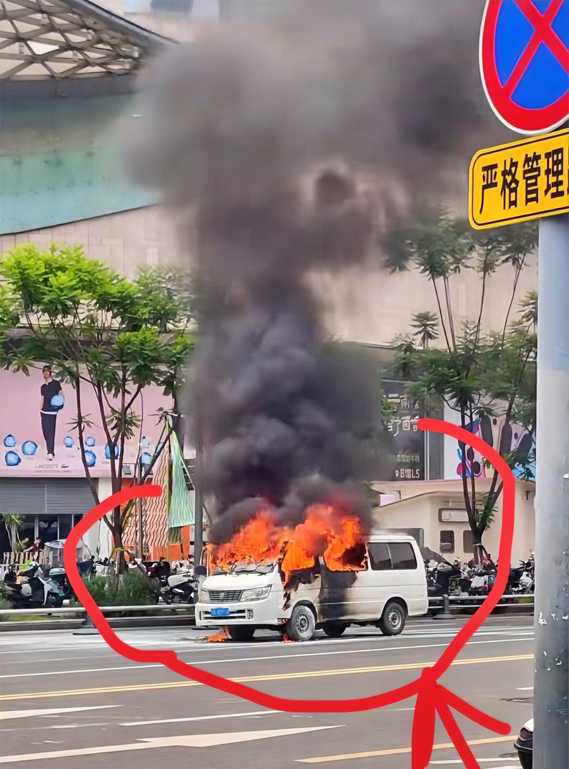 成都热到车自燃！今天下午一点过，一辆面包车在成都街头自燃了，火势之凶猛！正中午