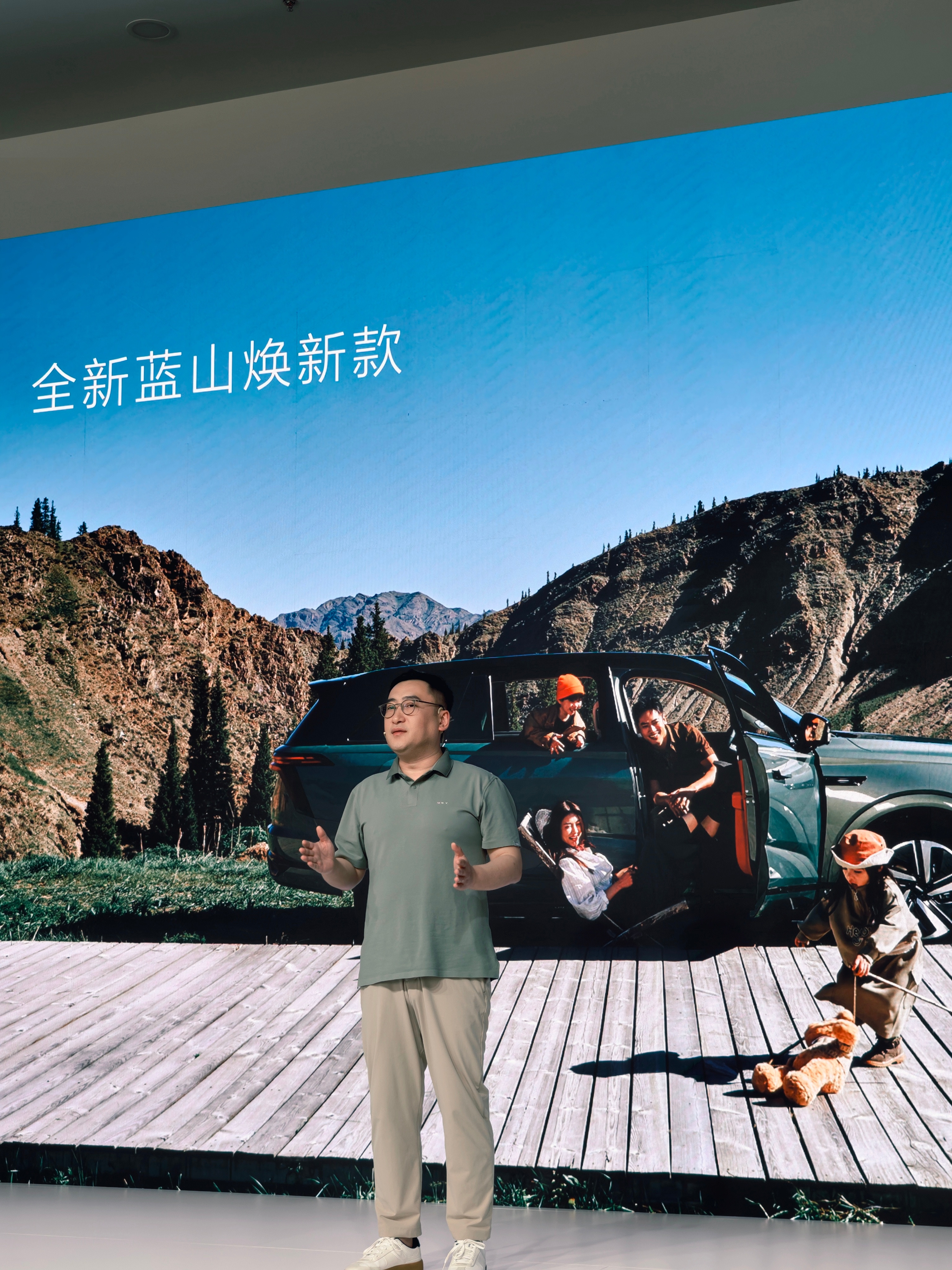 魏牌蓝山焕新版，29.98万起，配置已经非常饱满。同时，宣布了两个免费，一个是车