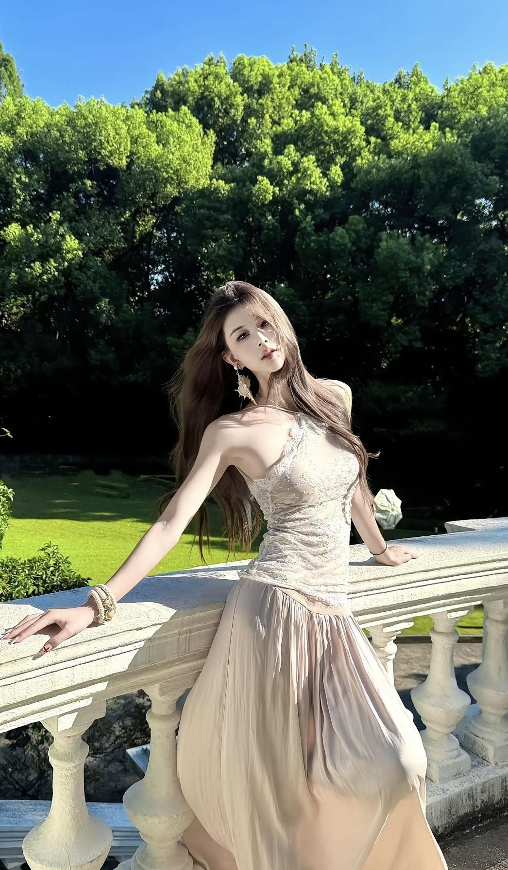 优雅公主风，置身绿意盎然的花园，尽显自然之美。