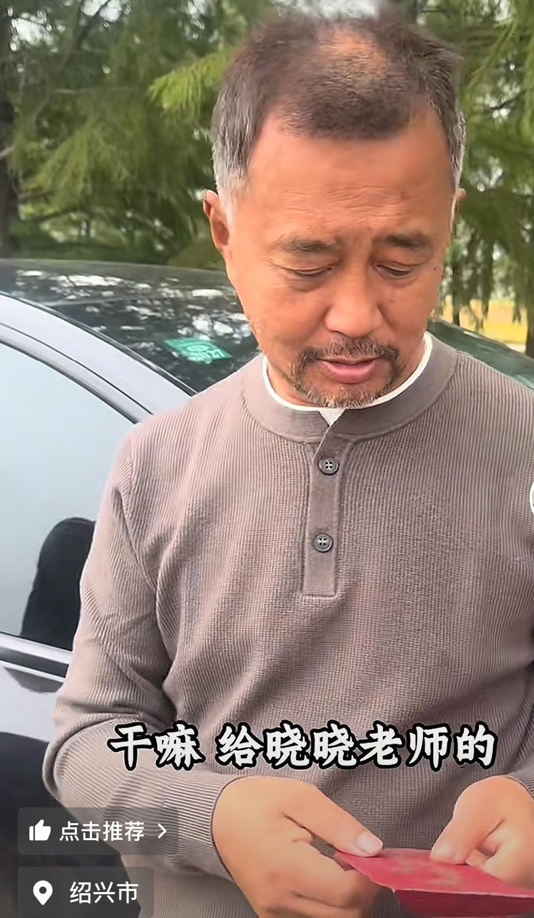 沈巍回应女朋友晓晓来上海的目的，并非像网上说的一样。近日，沈巍在郊区路边，说