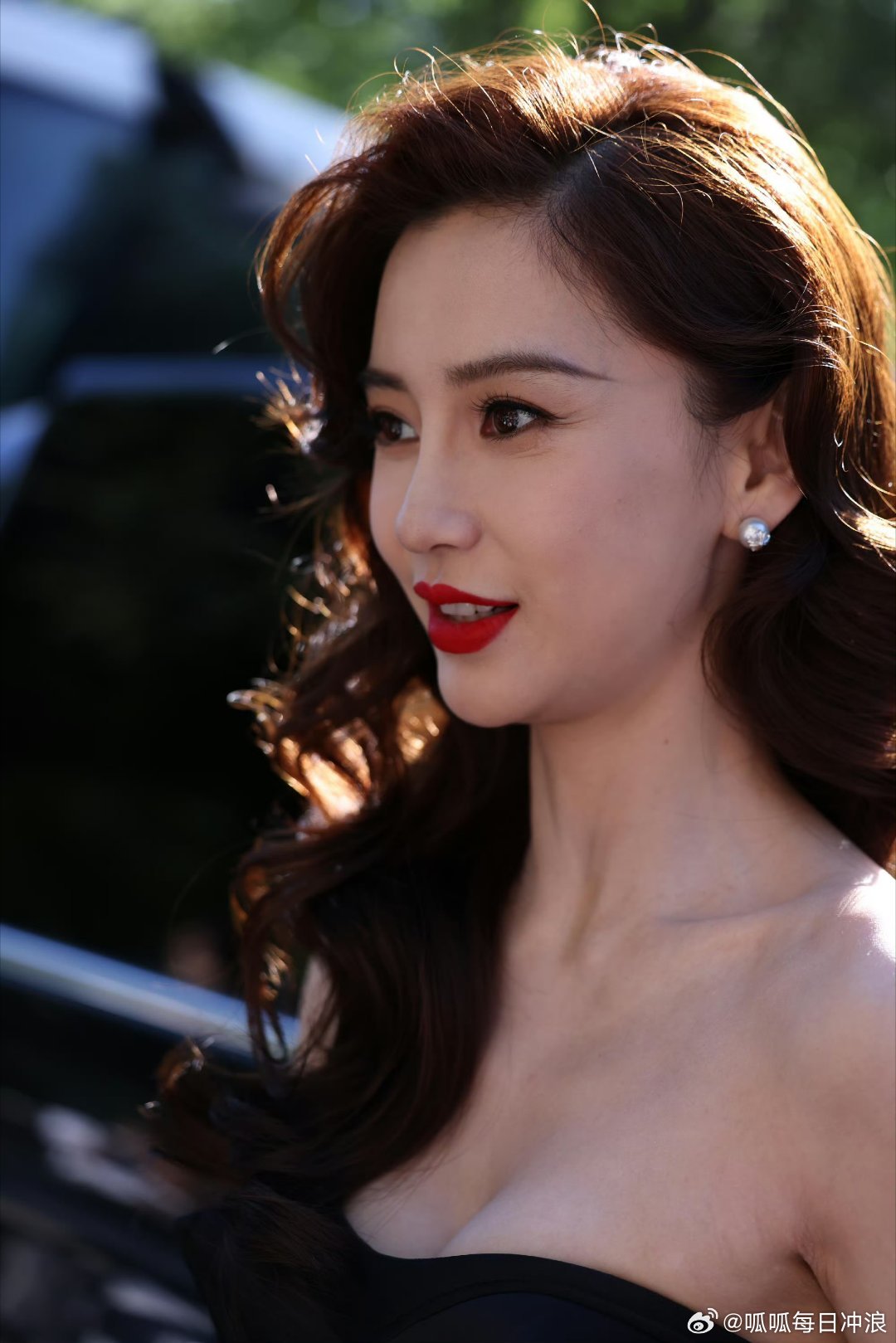 Angelababy杨颖巴黎高定时装周第二场大秀造型，很亮眼！来看看ab状态如何