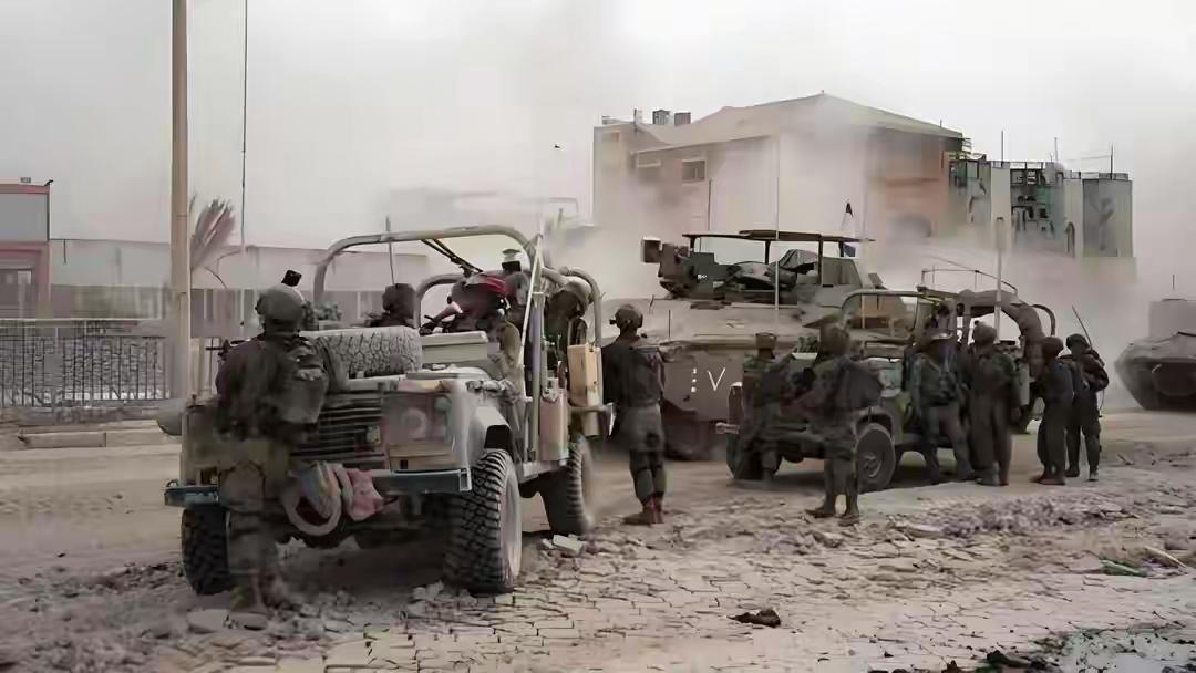 ​俄军已经将红军城重重给包围住，他们并没有手下。俄重兵将他们彻底围困起来，这时候