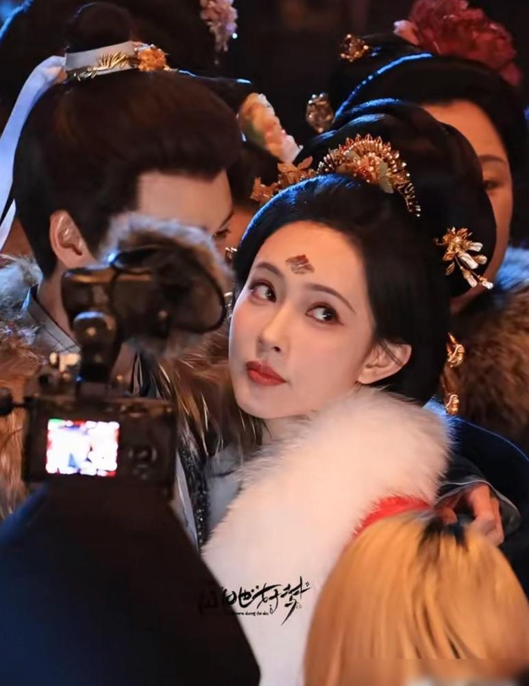 演戏要靠导演喊咔，但李昀锐那两只手，像是长在孟子义身上了。路透镜头这玩意儿最