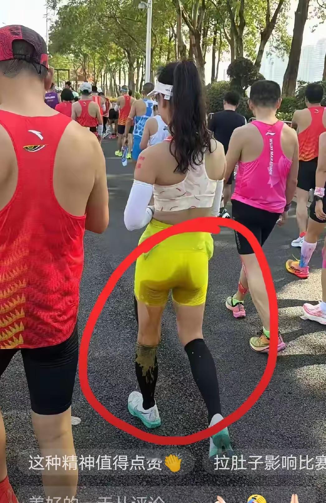 这画面看着又心疼又佩服！马拉松赛道上小姐姐突发状况当场“窜稀”，短裤袜子都脏了