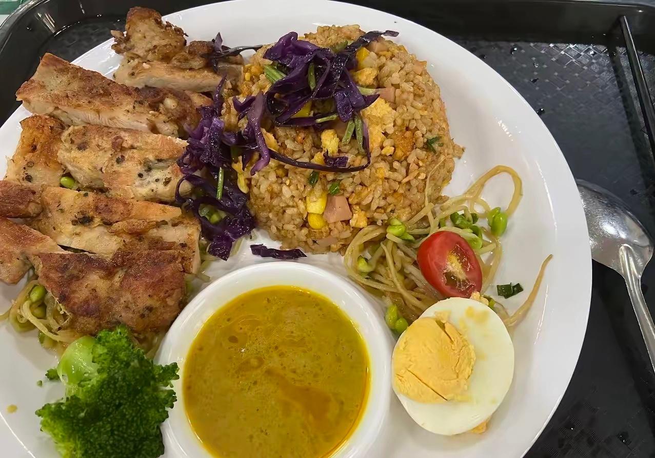 大学里面的食堂餐，15元。这个性价比还可以。我倒是觉得，中小学可以吃得更好