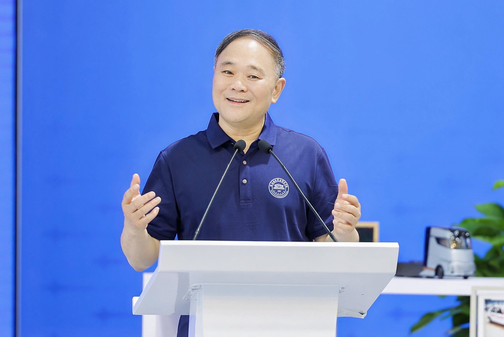 看了一下潮新闻对李书福的采访，这是在李书福将吉利汽车“交棒”给安聪慧后首次采访，