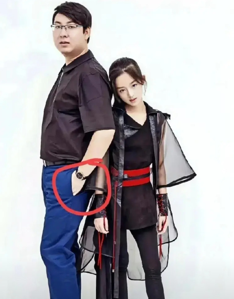 黄杨钿甜塌房原来早有预兆。这是黄杨钿甜在10岁的时候和爸爸的合影了，仔细看，