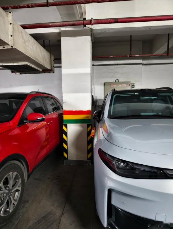 每天都担心开门杀的只有我一个人吗？每天唯唯诺诺，贴柱停车，如果大家都自觉点，也不