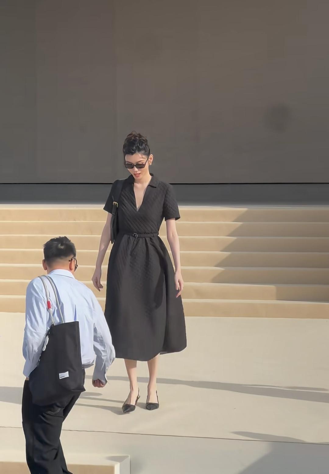 奚梦瑶现身Dior秀场，她穿了经典newlook小黑裙，但效果很一般，她搭配尖头