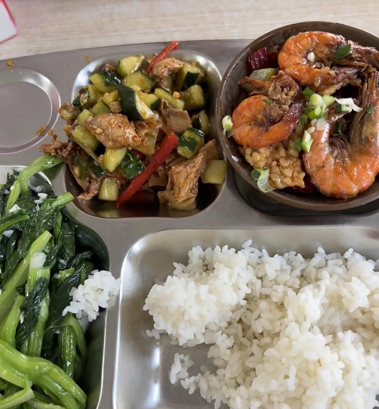 上海公司食堂今天一份价值11元的员工午餐，大家觉得是什么水平？今天的干饭