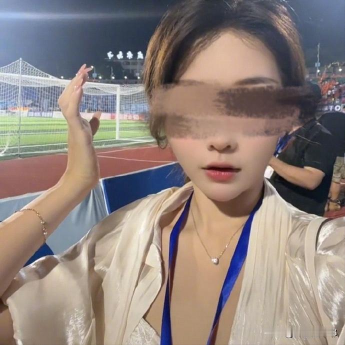 太恶劣了！直接把炸弹送到人家门口了。湖南一女主播，在家门口鞋架上发现一个