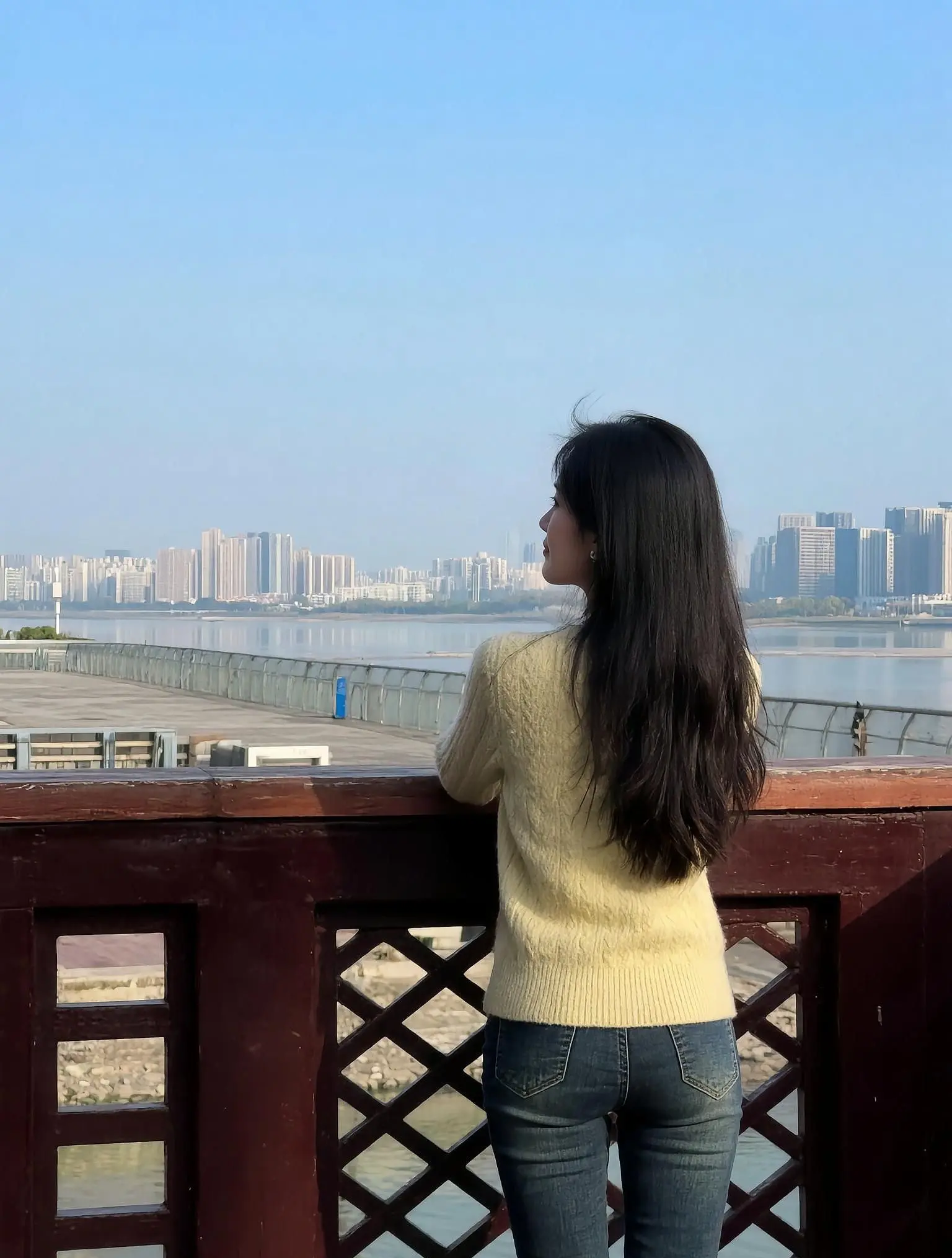 治愈系风景 穿搭紧身牛仔裤AI都市背影随拍 ai创作