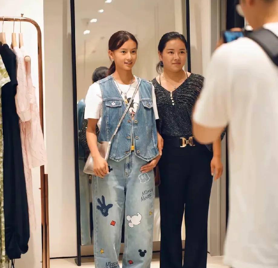 素颜美女七七昨天刚靠一组街拍在网上爆火，今天就和妈妈跑去商场拍宣传照，一群人围着