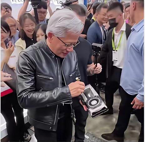粉丝掏出一块GTX1080求签名，黄仁勋盯着看了好几秒，笑着说出那句让无数玩家