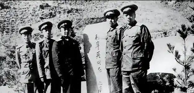 1950年毛岸英牺牲后，毛主席对老朋友周世钊说：“你说我不派他去，他就不会牺牲，