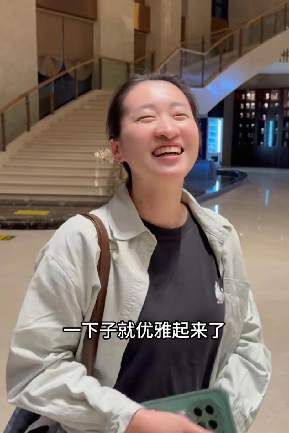 许建华总能搞出名堂，知道自己的账号人气下滑，就让海军的账号来直播，为了提高人气把