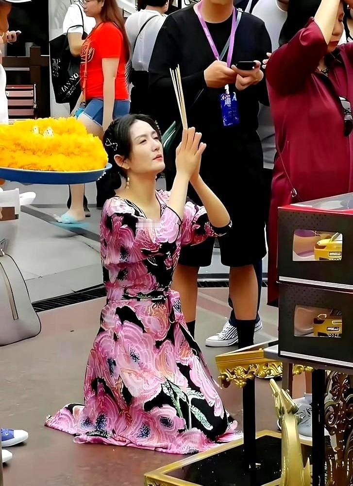 越有钱的人，越信这些东西？谢娜和张杰两口子，事业家庭啥都不缺，还是悄悄跑去泰