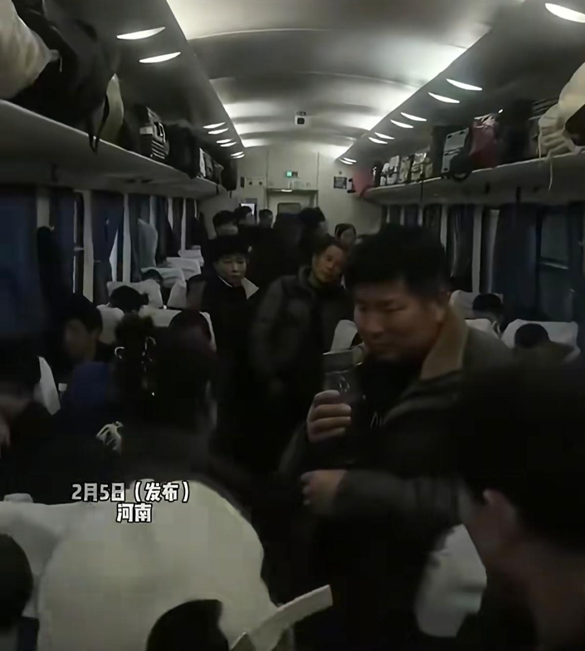 绿皮车上，一浙大学子用不锈钢盆泡面，抠门到连桶装泡面都嫌贵！可下一秒，他却把十几