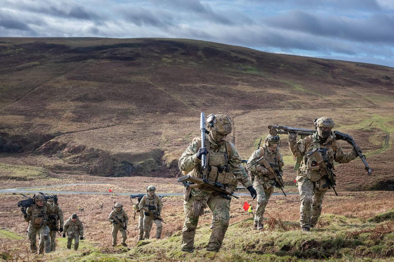 总重约58公斤。比利时步兵机枪小组扛着M2HB重机枪部件野战机动。M2HB重机