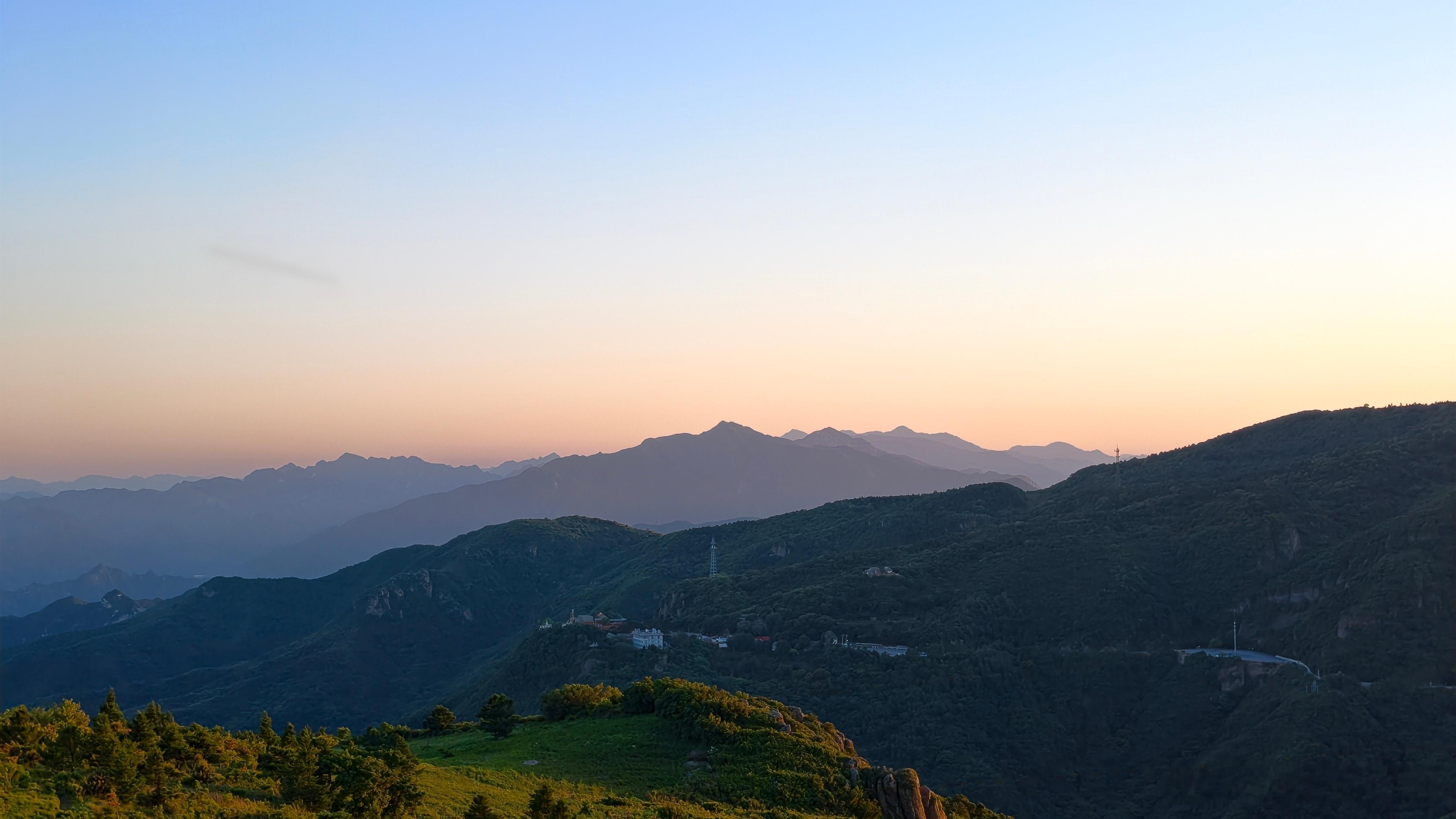在妙峰山玫瑰观景台，离对面山尖特别远，本来以为只能拍个大概。试了下iQOO15
