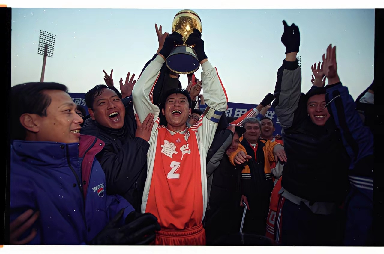 1999年，山东泰山获得了联赛和足协杯的冠军。当时外界评估球队很有可能建立一个王